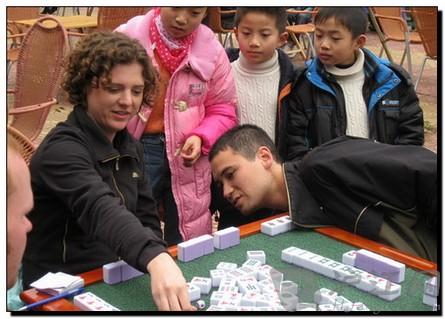 【摘要】英语是一种重要的外语，而麻将则是一种古老而流行的中国传统棋类游戏